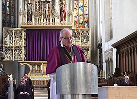 Sonntags am Ambo: Domvikar Reinhard Kürzinger bildet angehende Priester im Predigen aus.