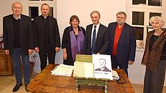Jüdisches Gebetbuch bei Gedenkveranstaltung zum 9. November in Sulzbürg übergeben